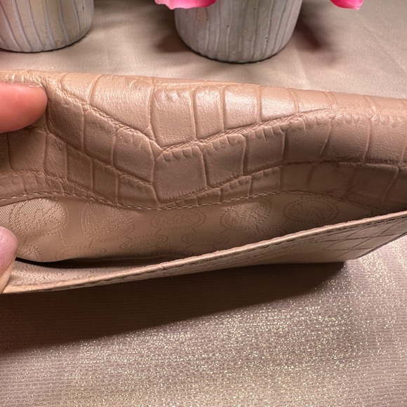 I’m selling tan micheal Kors eallet it going for $55 - Picture 3 of 4